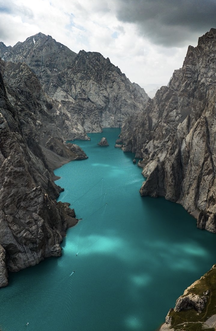 Kel-Suu Lake in Naryn is wonderful